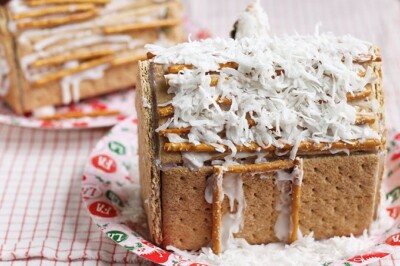 graham-cracker-houses-with-decorations