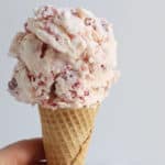 strawberry-frozen-yogurt-in-cone
