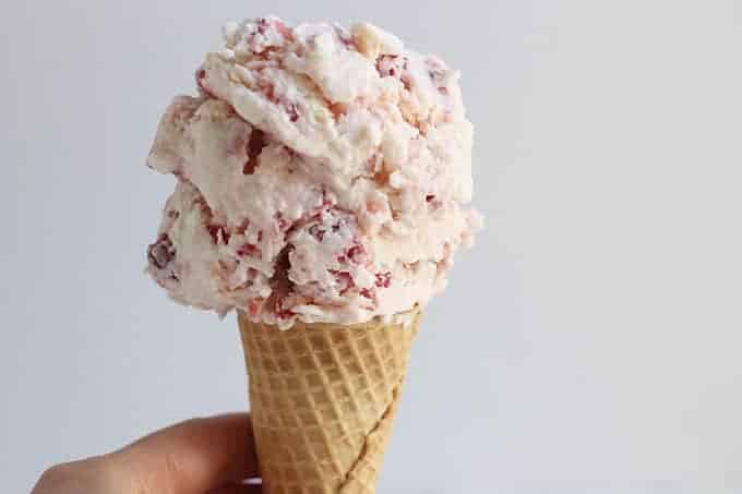 strawberry-frozen-yogurt-in-cone