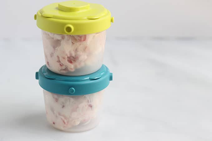strawberry-frozen-yogurt-in-containers