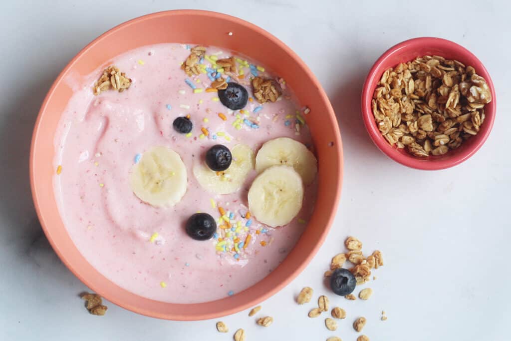 smoothie-bowl-made-by-toddler-in-bowl