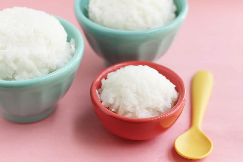 coconut-rice-in-bowls-on-pink