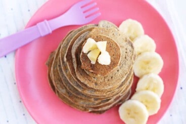 vegan-banana-pancakes on pink plate