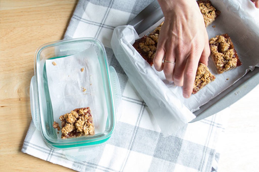 breakfast-bars-in-storage-container