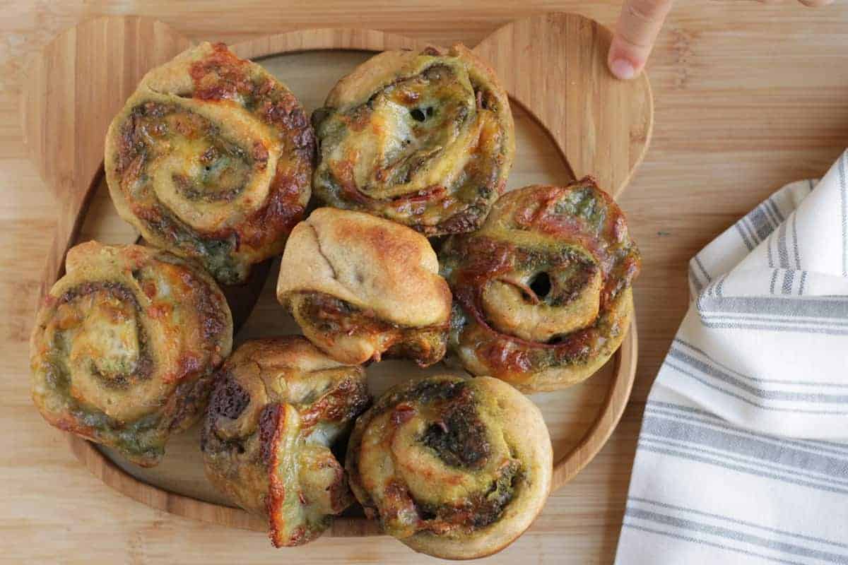 pesto-pizza-rolls on wooden plate