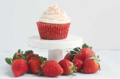 strawberry-cupcake-on-mini-cake-stand