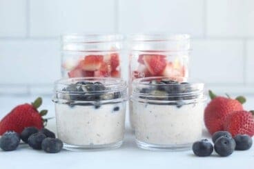 overnight-oats-with-yogurt-in-containers
