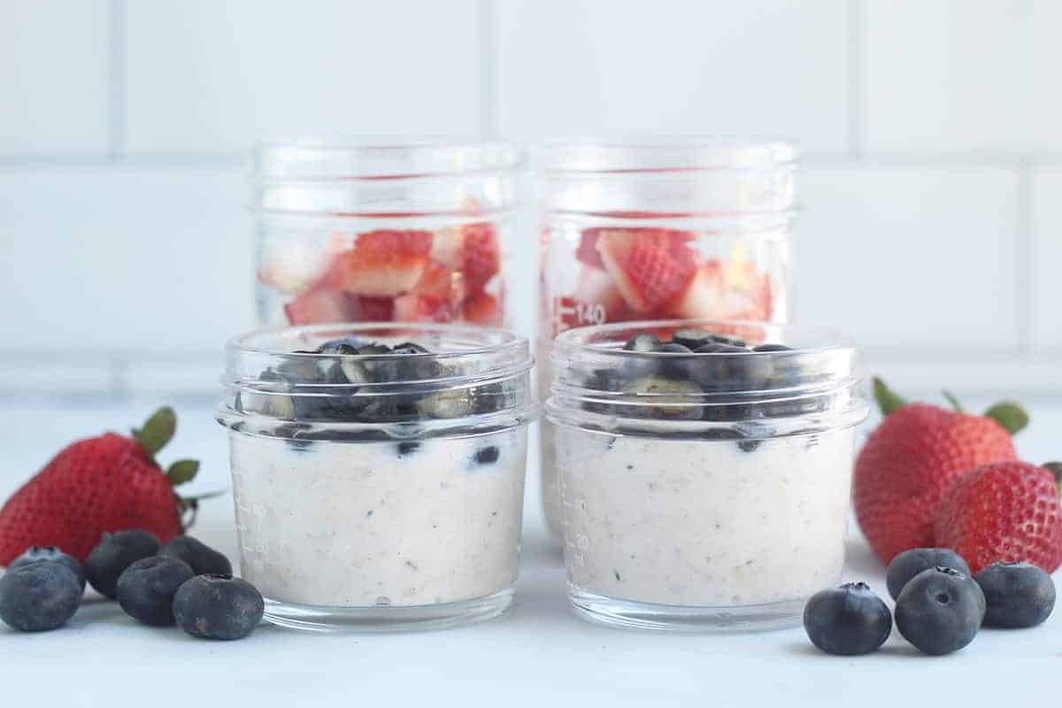 https://www.yummytoddlerfood.com/wp-content/uploads/2019/06/overnight-oats-with-yogurt-in-containers.jpg