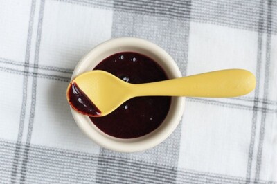 blueberry-puree-on-yellow-baby-spoon
