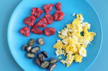 microwave-eggs-on-blue-kids-plate