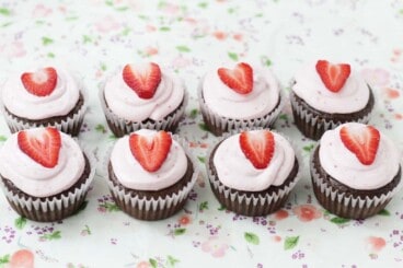 chocolate-cupcakes-with-strawberry-hearts