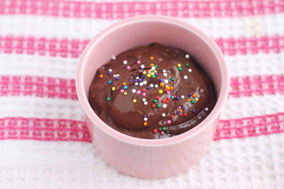 avocado-pudding-in-pink-bowl