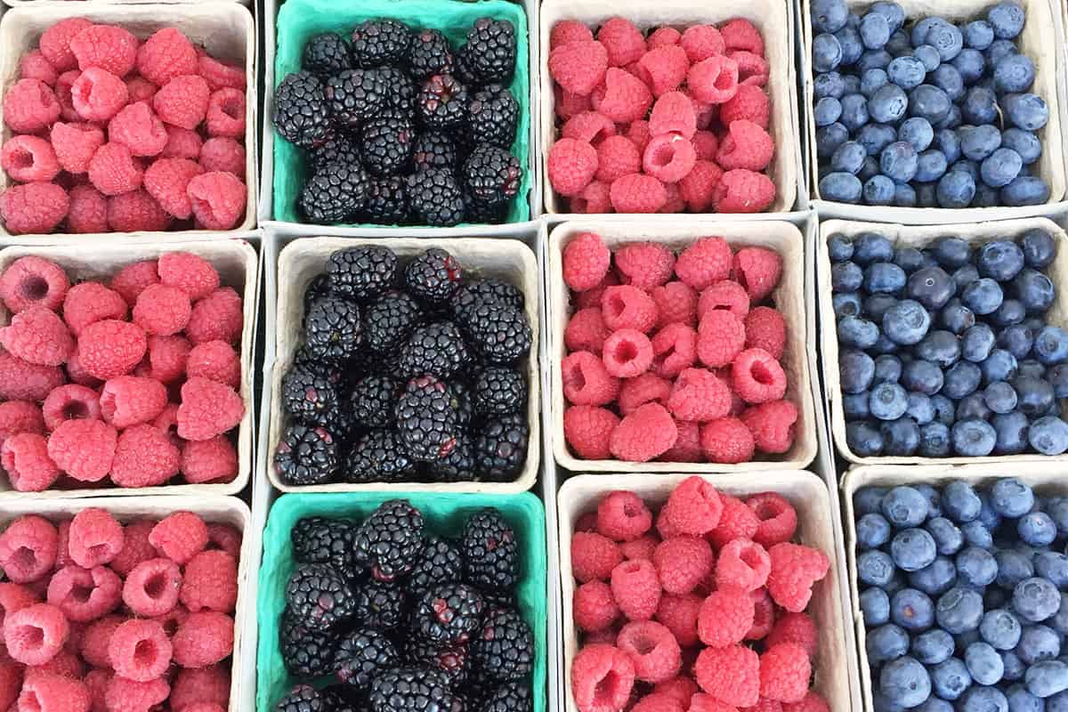 berries-in-containers-at-farm-stand