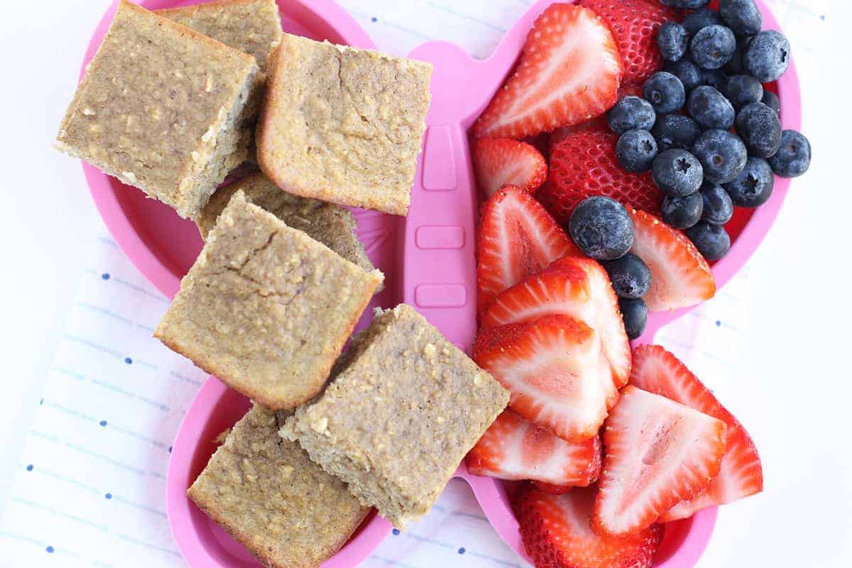 healthy-banana-bread-squares-with-berries