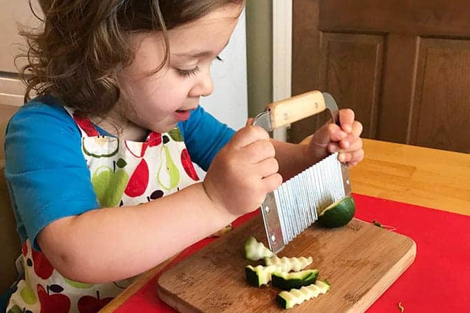 toddler-chopping-zucchini