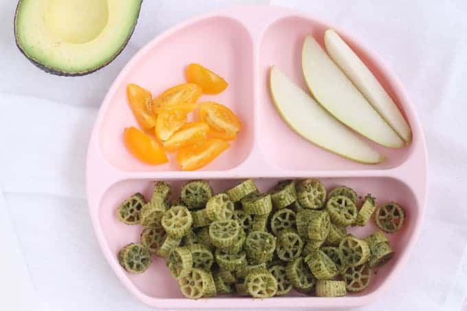 avocado-pasta-on-pink-plate