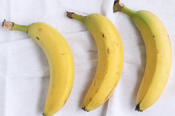 bananas-on-white-towel