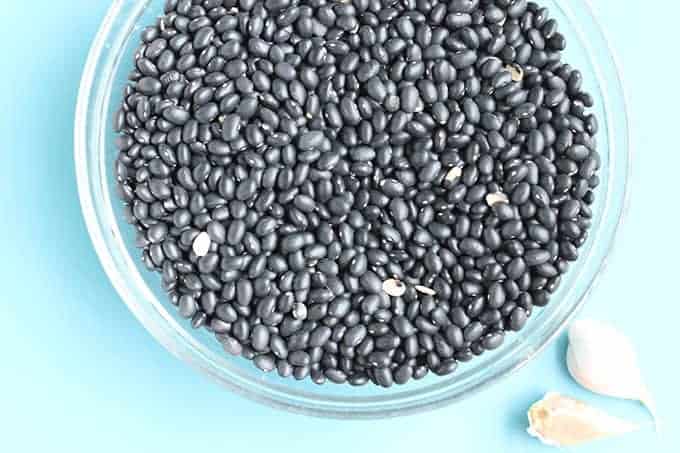 dry-black-beans in bowl