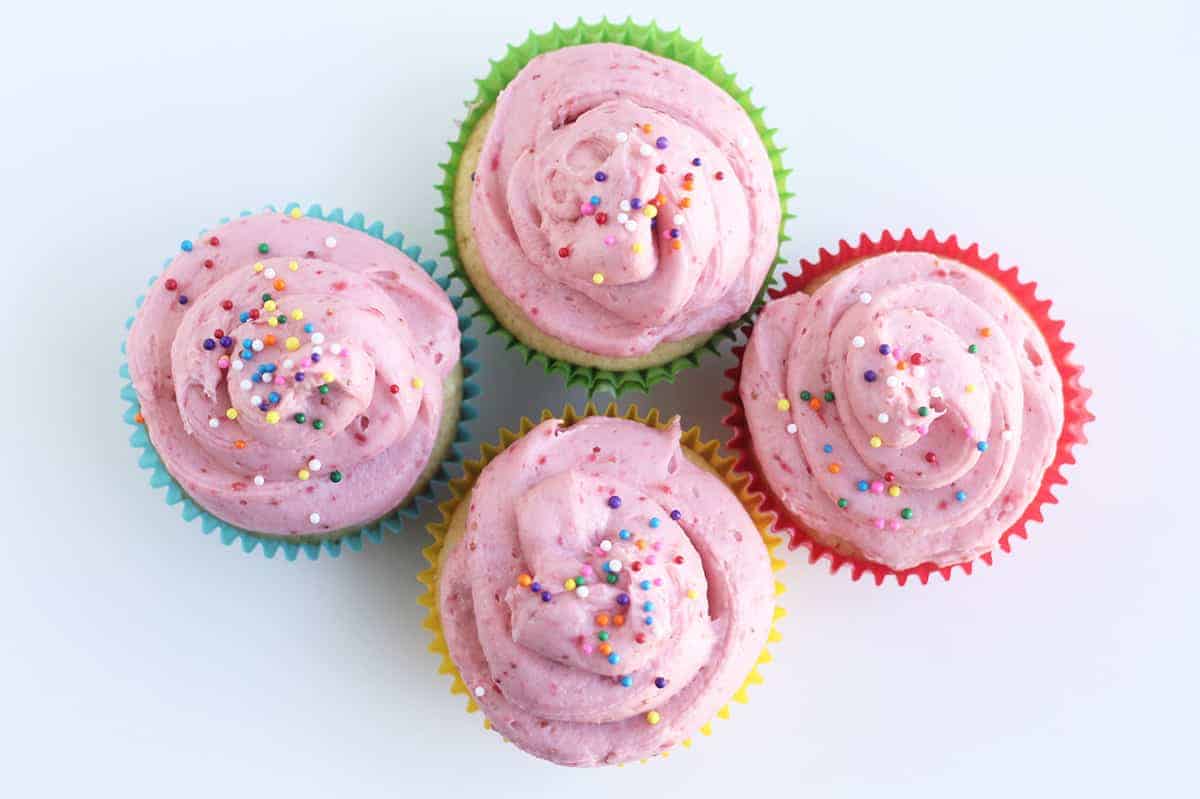 strawberry-cream-cheese-frosting-on-cupcakes