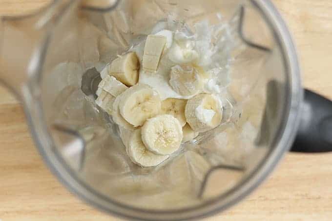 banana-and-yogurt-in-blender