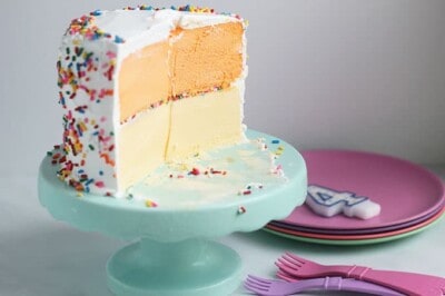 ice-cream-cake-on-cake-stand