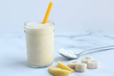 cottage-cheese-smoothie-in-glass-with-strwa