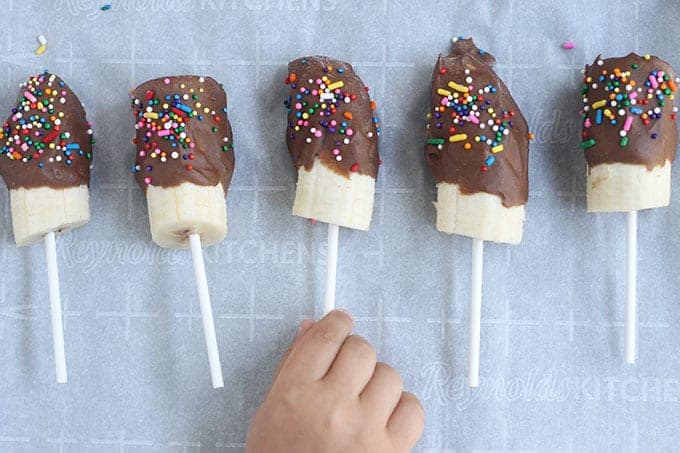easy-banana-pops-with-toddler-hand