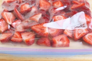 sliced-strawberries-in-freezer-bag