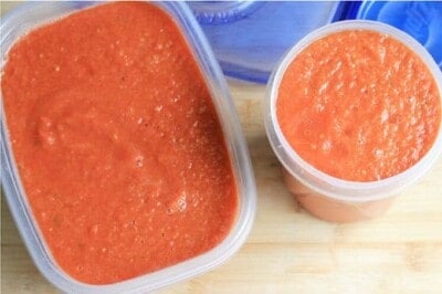 slow-cooker-spaghetti-sauce-in-freezer-containers in storage containers