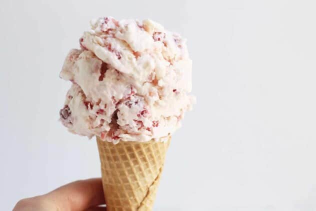 strawberry-frozen-yogurt-on-cone
