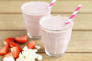strawberry-smoothie-in-cups-with-straws