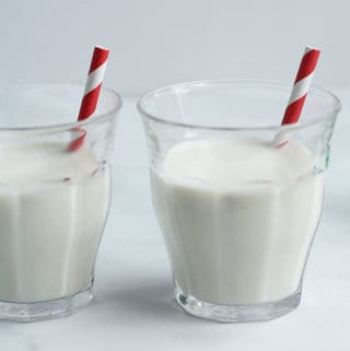 vanilla-milk-in-cups-with-red-straws
