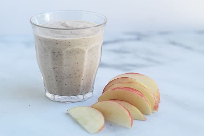 apple-smoothie-in-cup-with-slices