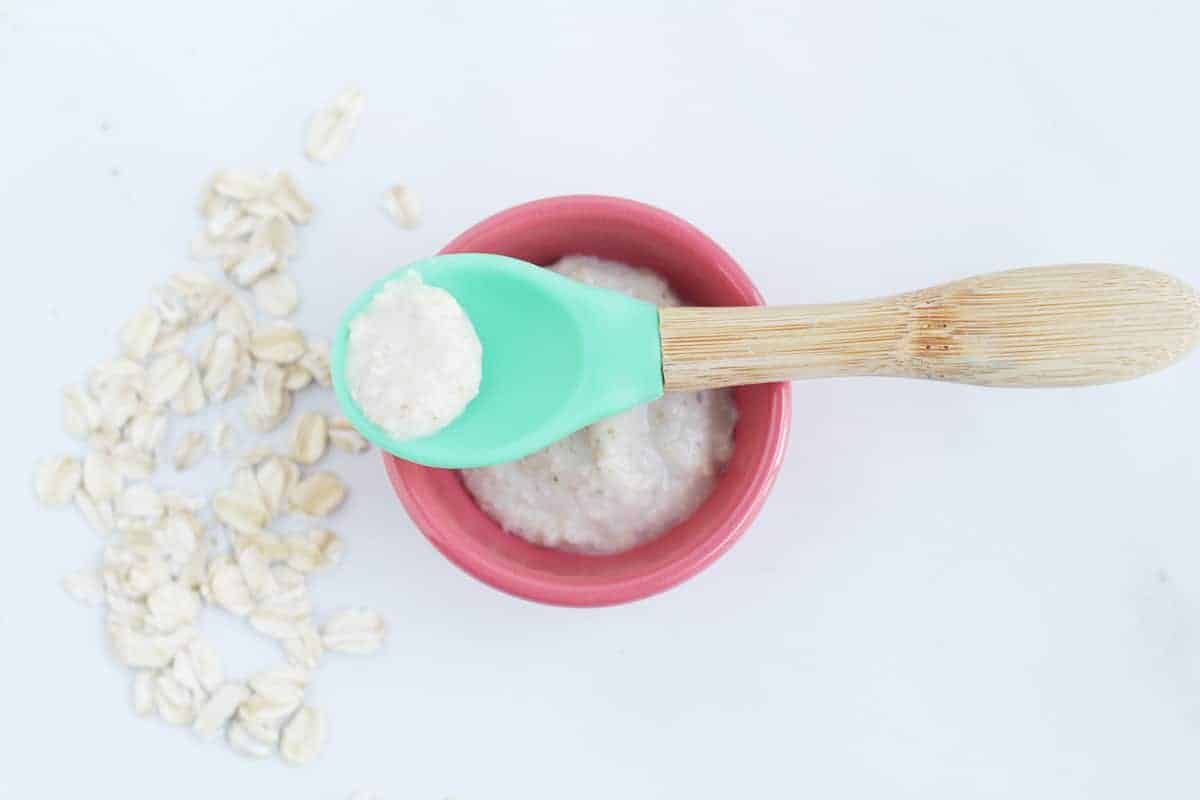 baby-oatmeal-on-baby-spoon