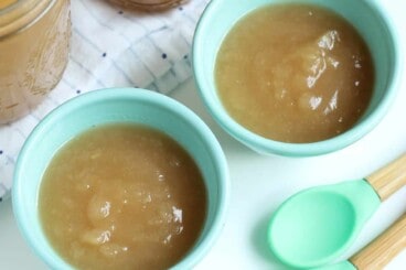 crock-pot-applesauce-in-teal-bowls_featured2