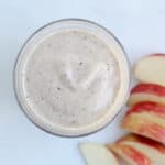 apple-pie-smoothie-with-apple-slices