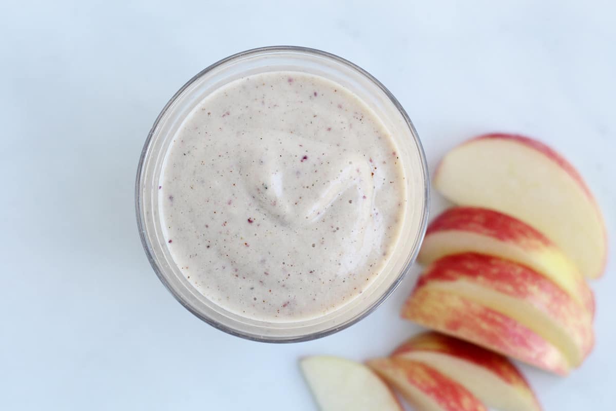 apple-pie-smoothie-with-apple-slices