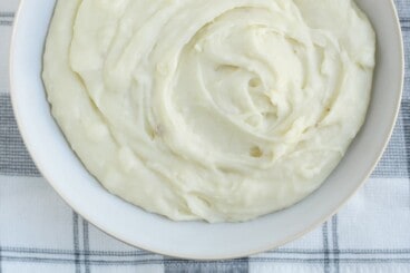 make-ahead-mashed-potatoes-in-white-bowl