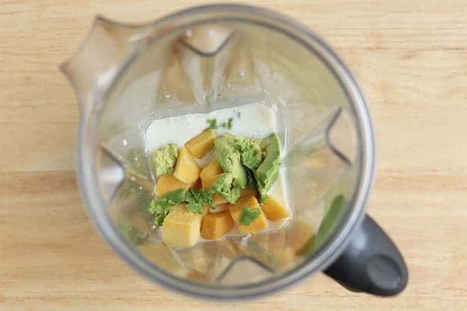 avocado-smoothie-ingredients-in-blender