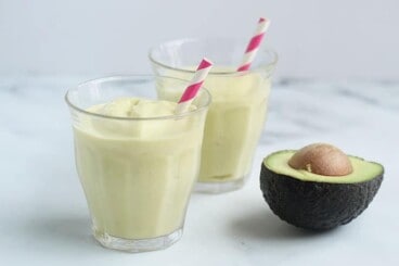 easy-avocado-smoothie-with-pink-straw