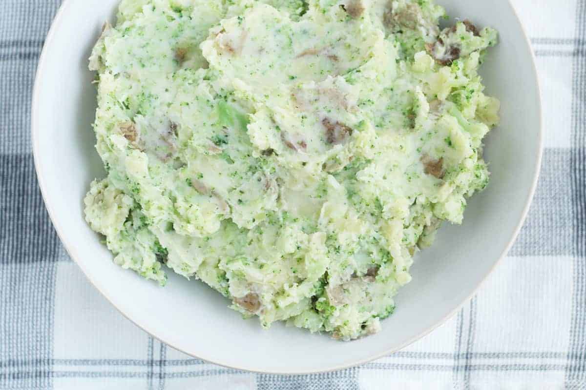 mashed-potatoes-with-broccoli-in-bowl