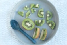 cut-kiwi-on-blue-plate