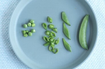 snap-peas-for-kids-on-blue-plate
