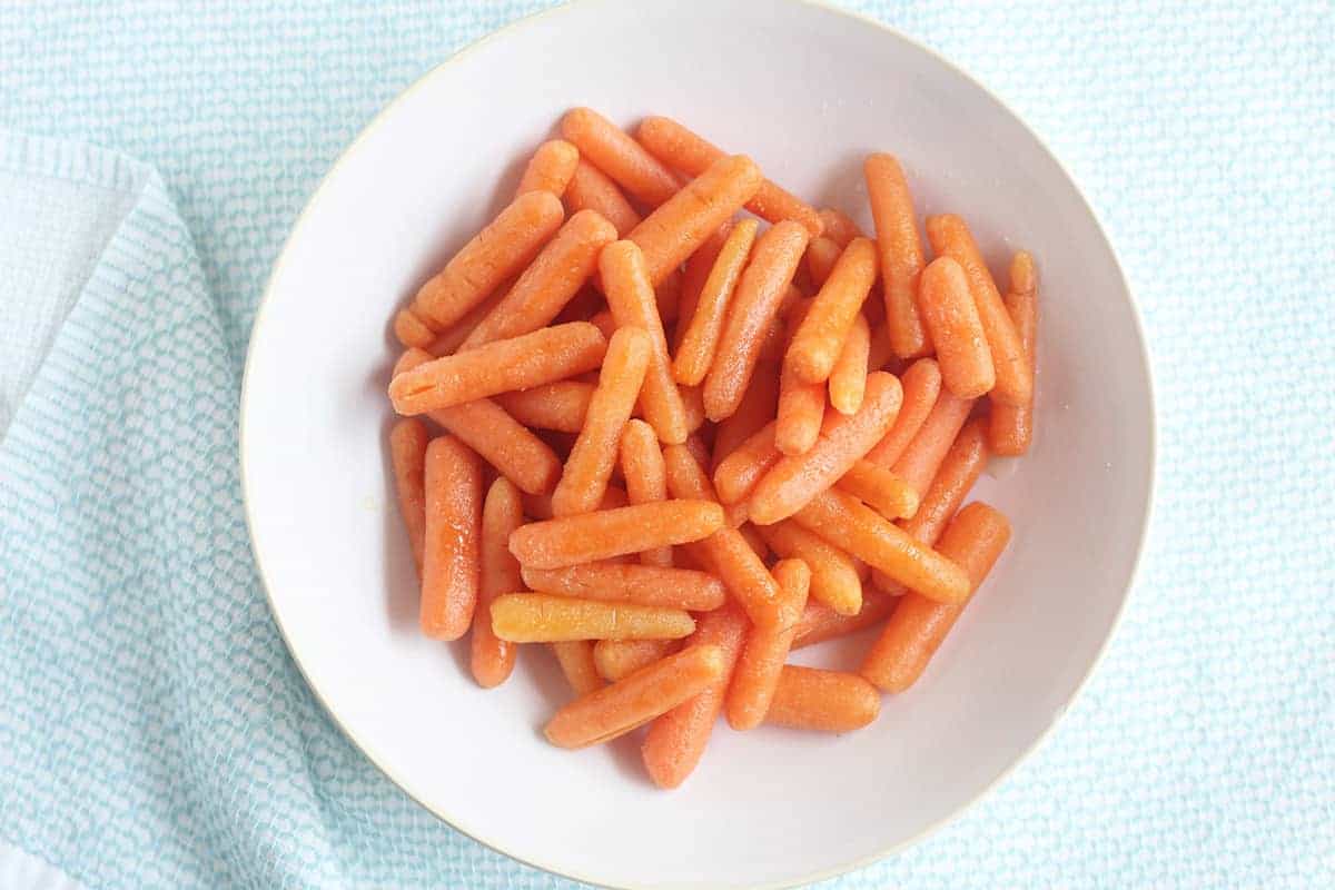 baby-carrots-in-white-bowl