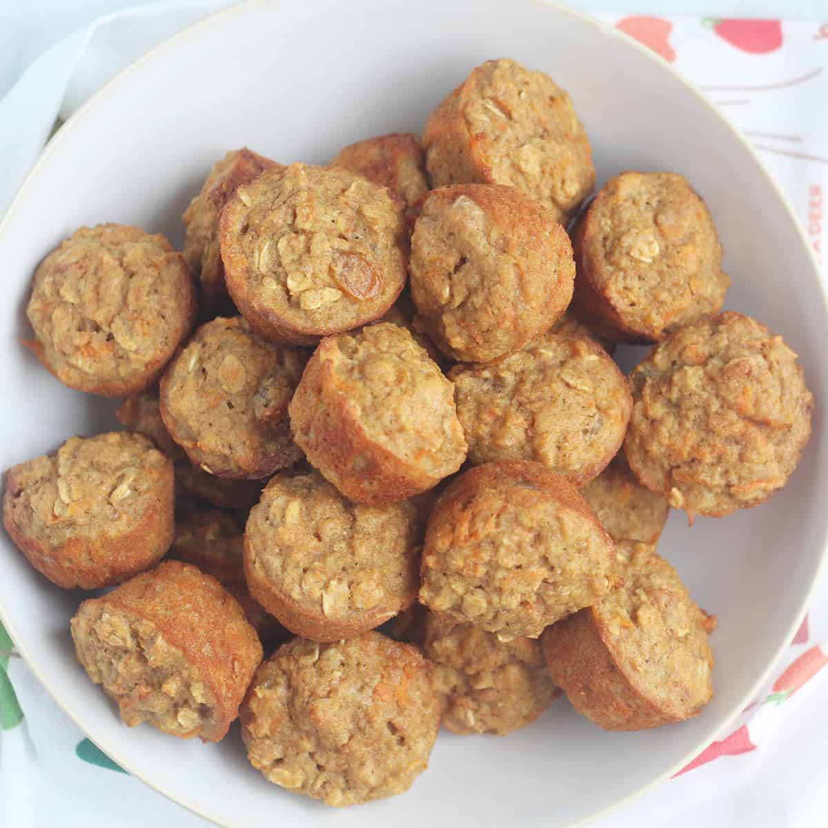 carrot-cake-muffins-in-white-bowl_featured2