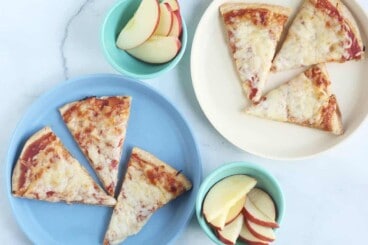 flatbread-pizza-on-plates-with-apple-slices