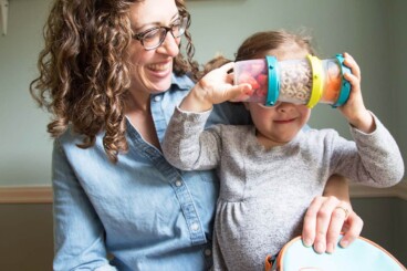 mom-and-toddler-with-snack-cups