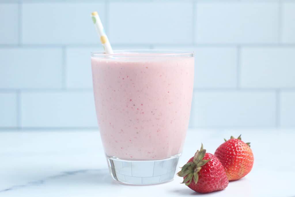 strawberry-lactation-smoothie-in-glass