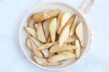 sliced-baked-pears-on-plate