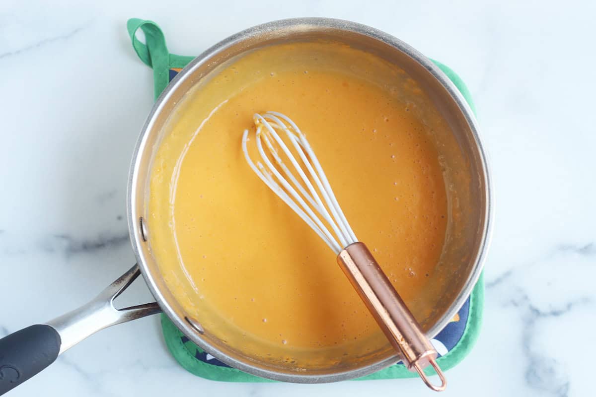 Sauce for mac and cheese with peas.